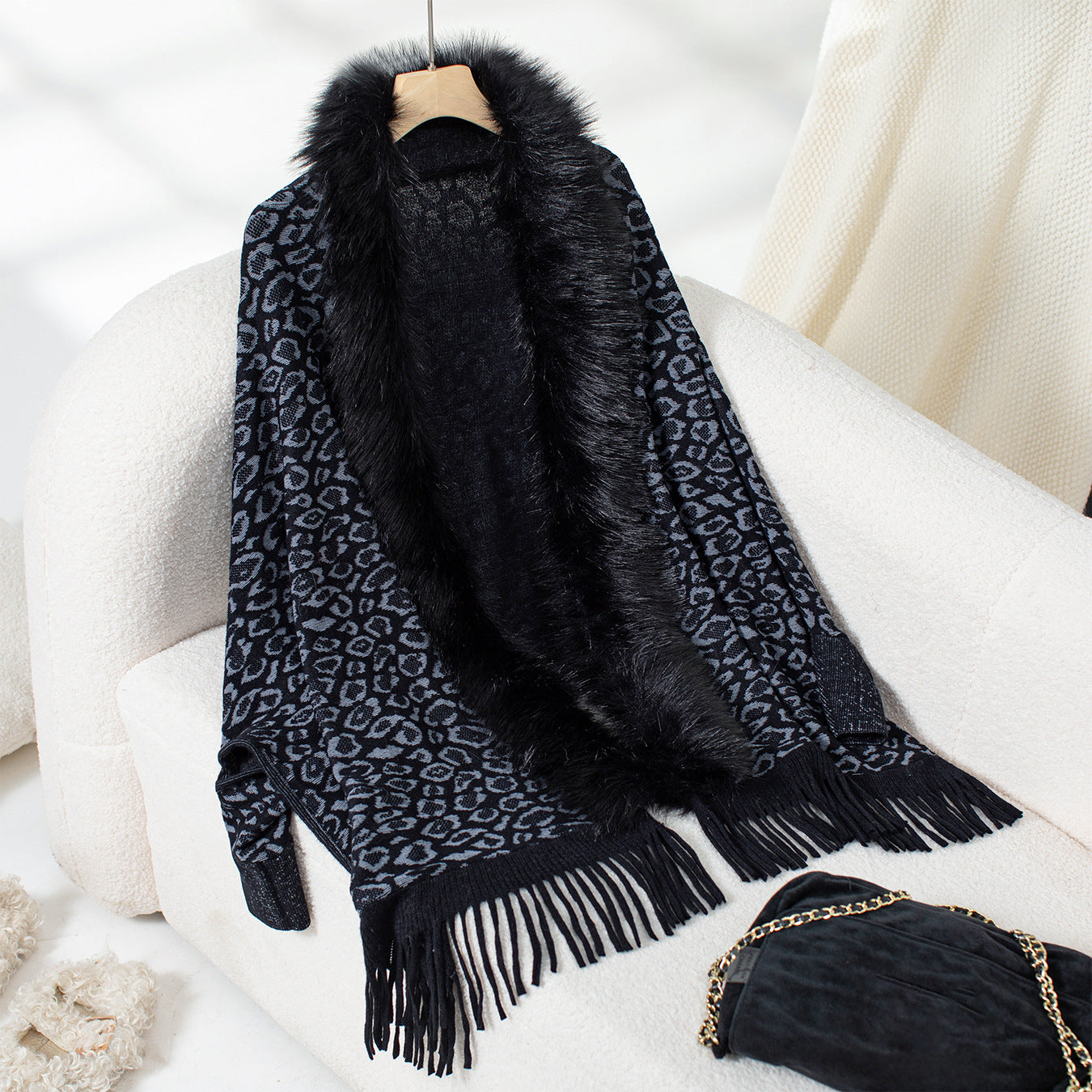 Ladies elegant knitted poncho with luxurious faux fur collar and fringed hem