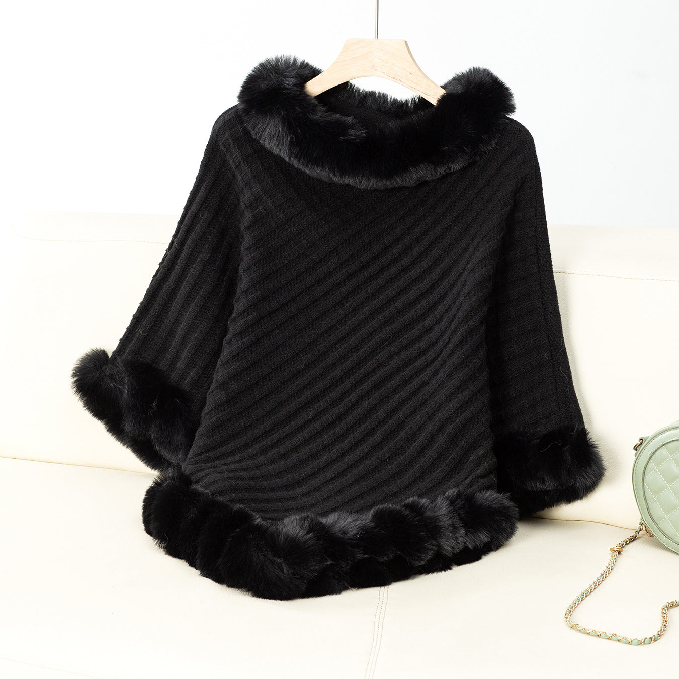 Women's cozy knitted blanket with luxurious faux fur trim