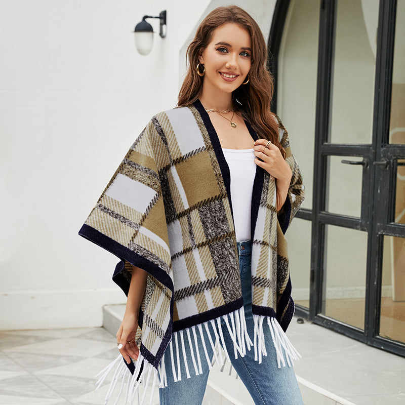 Women's elegant poncho with modern check pattern and fringes