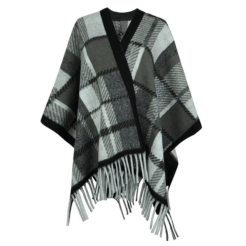 Women's elegant poncho with modern check pattern and fringes