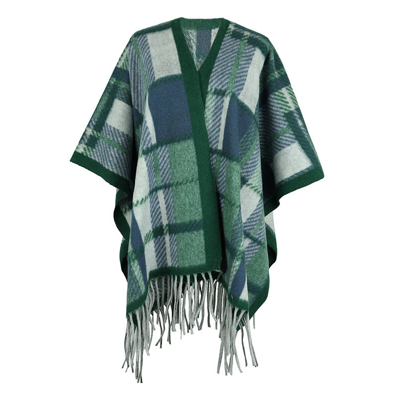 Women's elegant poncho with modern check pattern and fringes