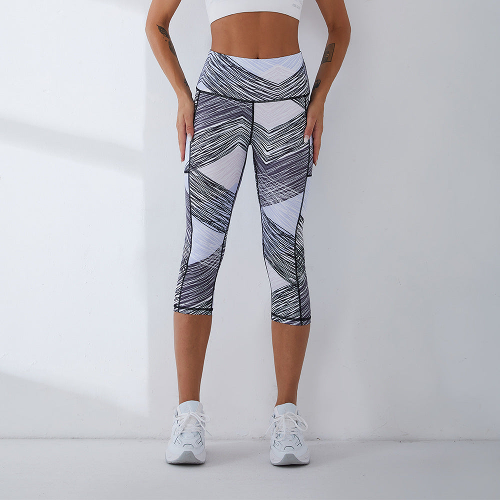 Women's sports leggings with side pockets and breathable structure