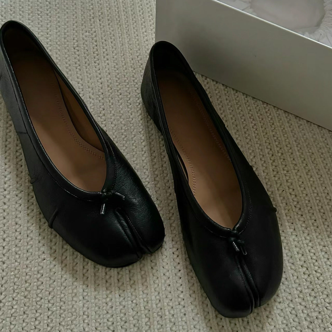 Women's contemporary split-toe ballerinas