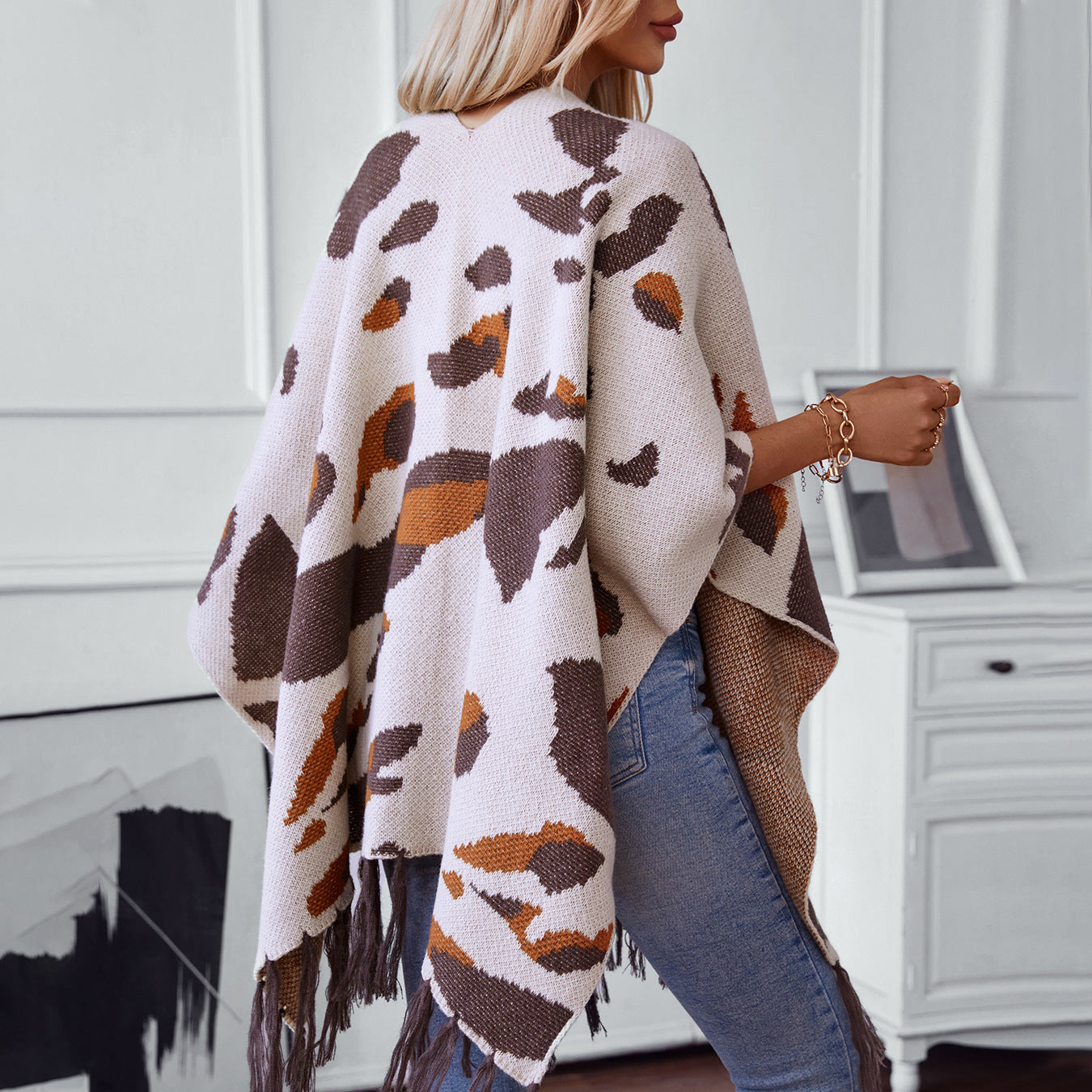 Women's soft scarf with fringed design