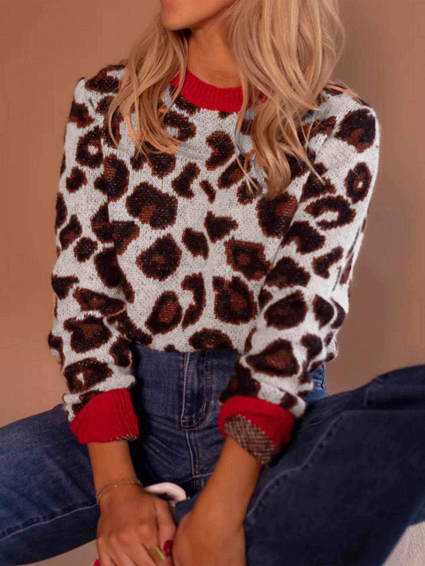 Ladies fashionable pullover with leopard print and contrasting cuffs
