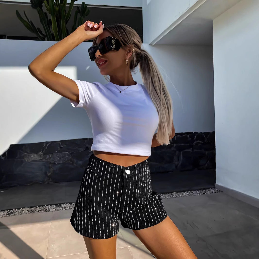 Ladies denim shorts with classic cut and fine pinstripes