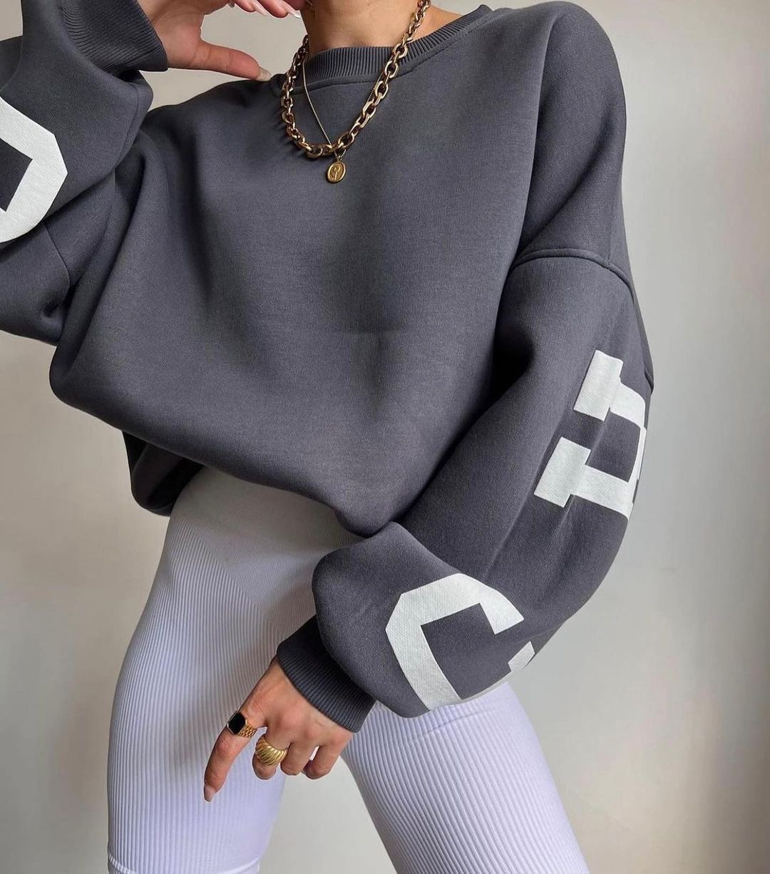 Women's casual oversized sweater with contrasting sleeves