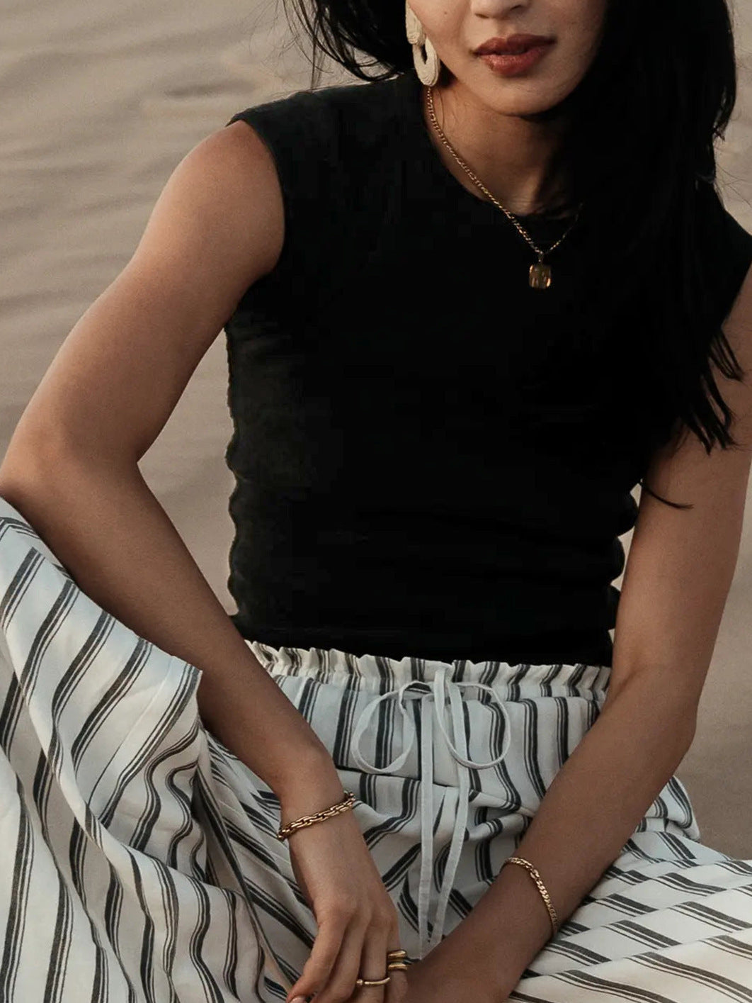 Women's sleeveless ribbed shirt with decorative seams