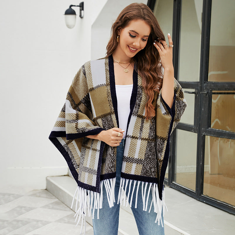 Women's elegant poncho with modern check pattern and fringes