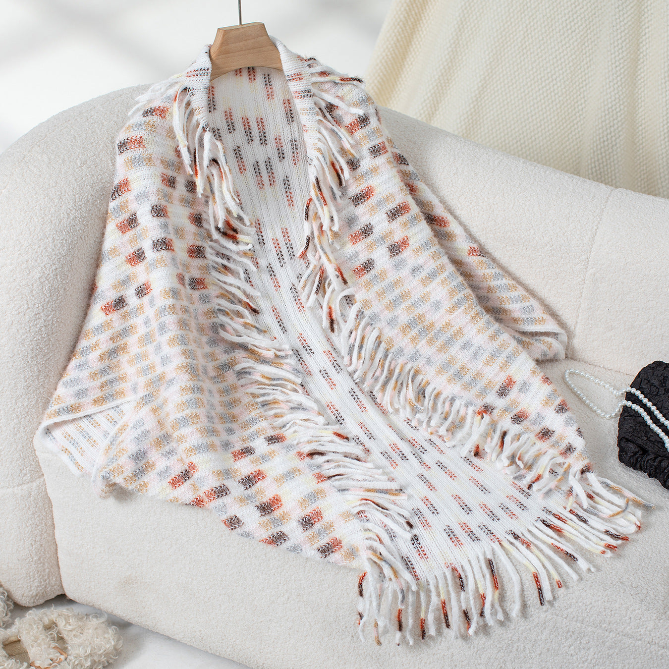 Women's elegant poncho with fringed details and modern check pattern