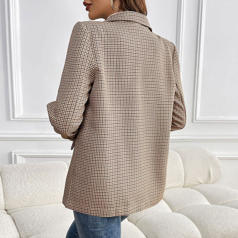Ladies blazer in classic check pattern with subtle cut