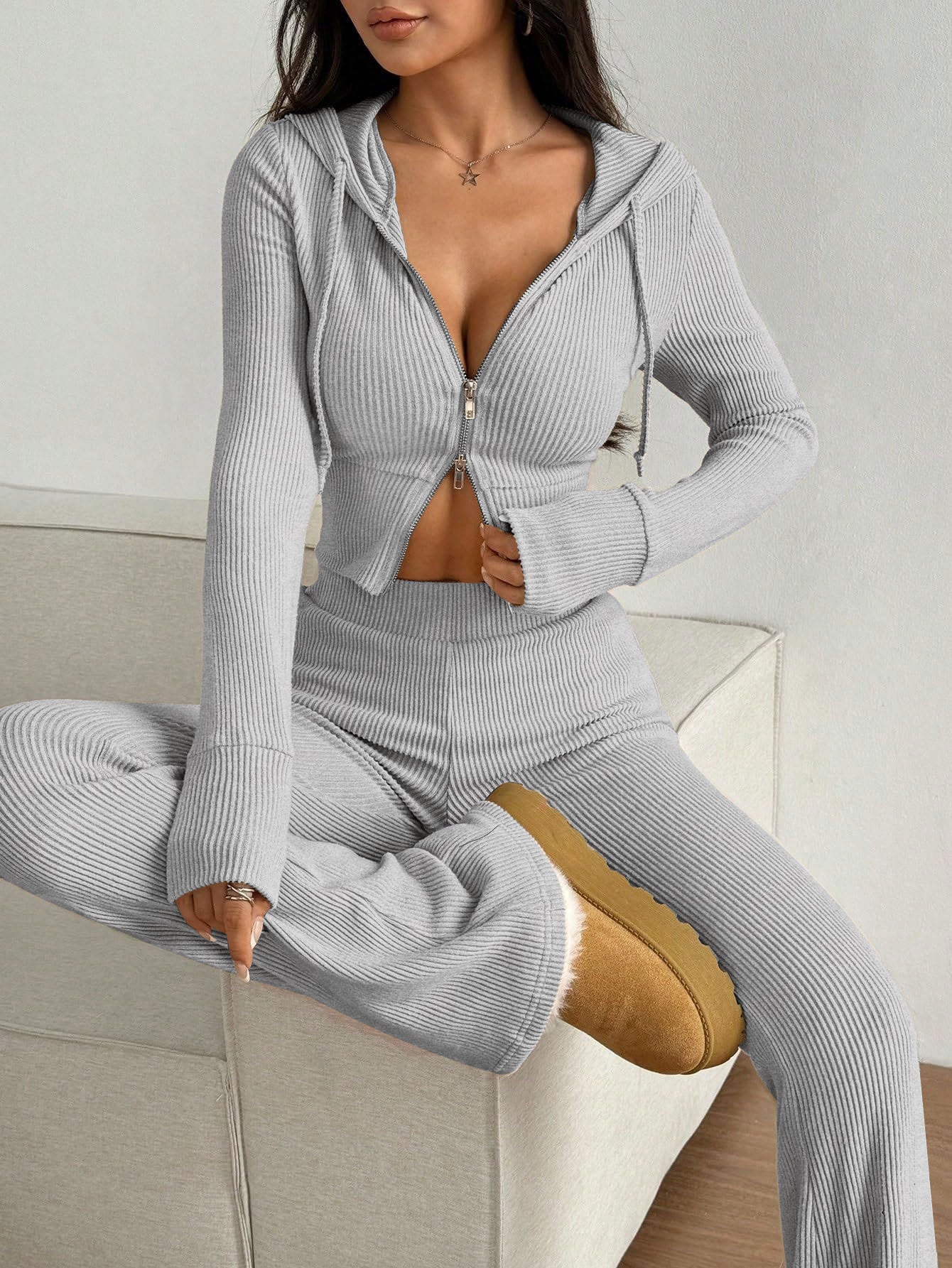 Women's leisure combination with short hoodie and wide leg