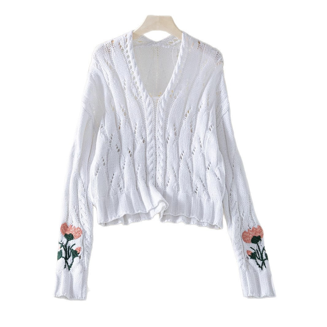 Women's knitted pullover with floral design and V-neck