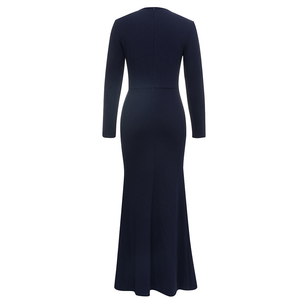 Ladies Elegant and figure-hugging evening dress with side slit