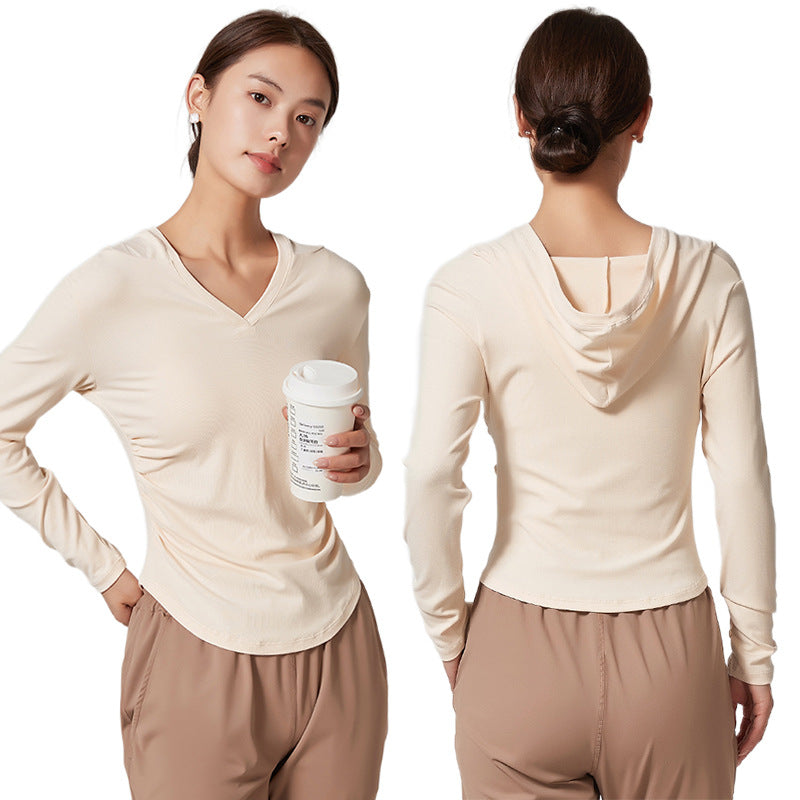 Women's athletic top with hood and breathable technology