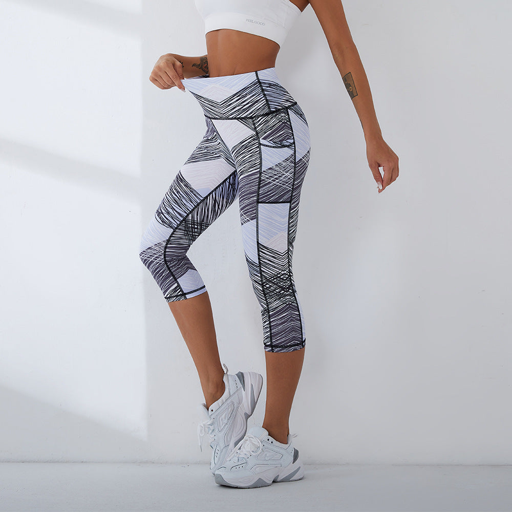 Women's sports leggings with side pockets and breathable structure