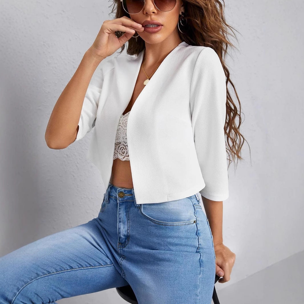 Women's cropped blazer with elegant silhouette and relaxed fit