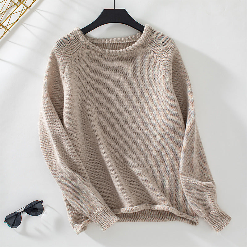 Women's cozy knitted pullover with a loose fit and round neck