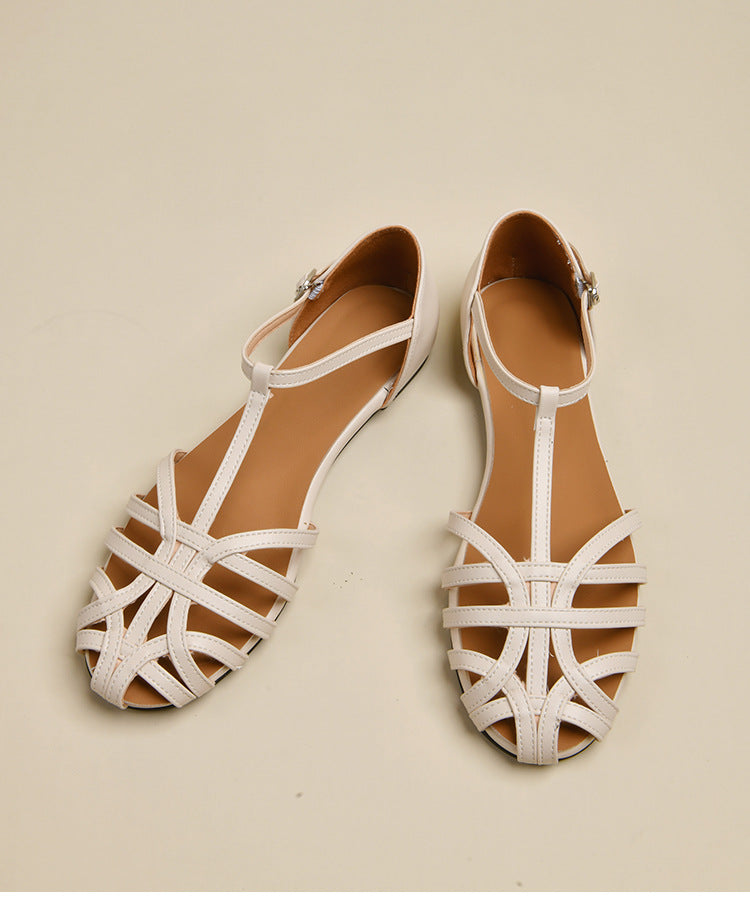 Women's elegant flat sandals with adjustable strap and fashionable cut