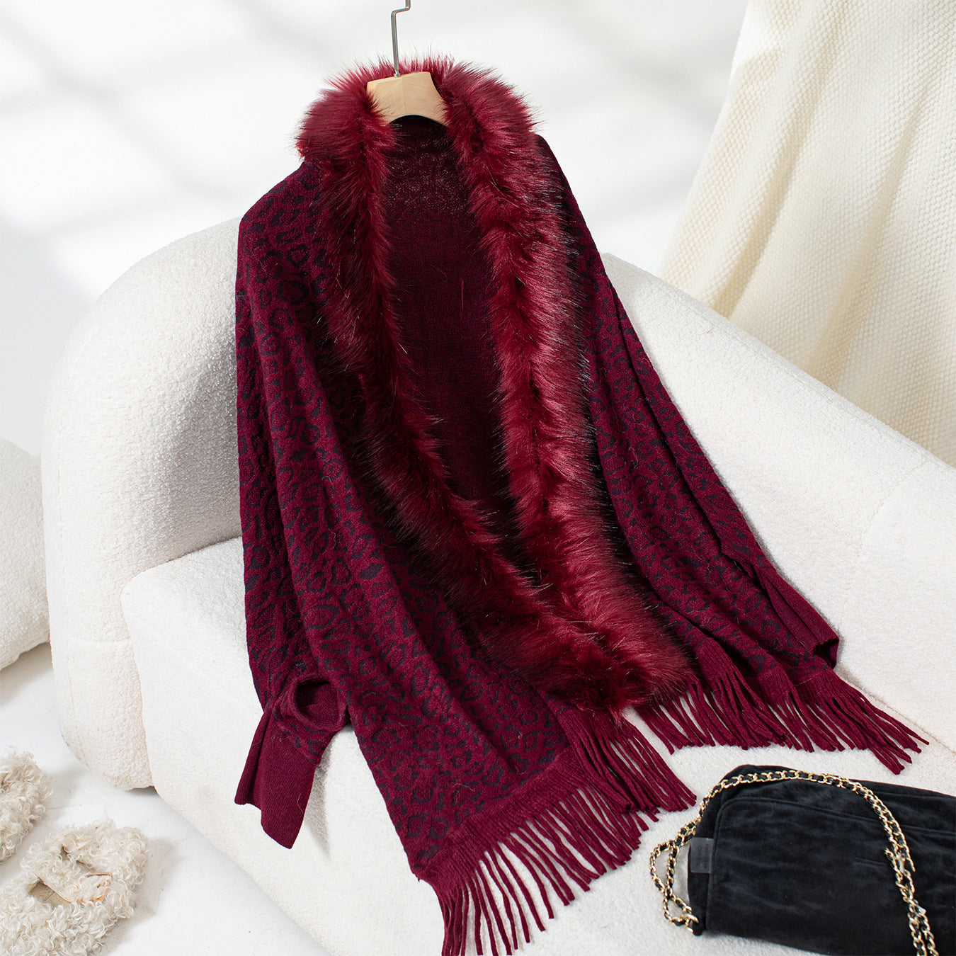 Ladies elegant knitted poncho with luxurious faux fur collar and fringed hem
