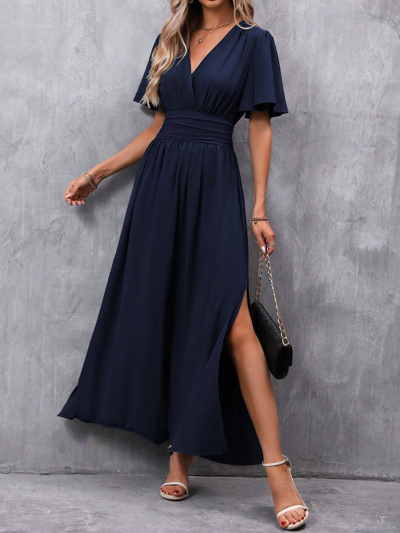Women's maxi dress with flowing cut and elegant sleeves