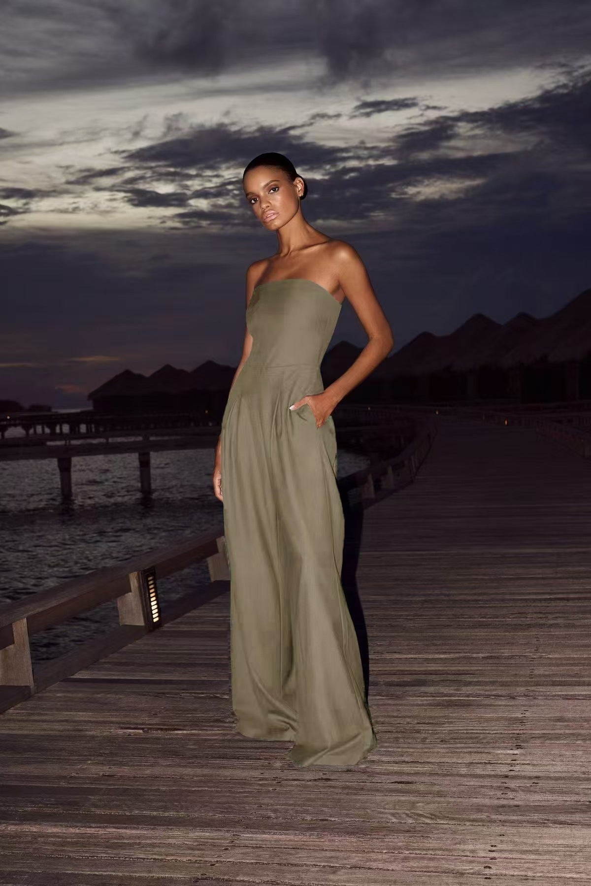 Women's strapless jumpsuit with wide leg and side pockets