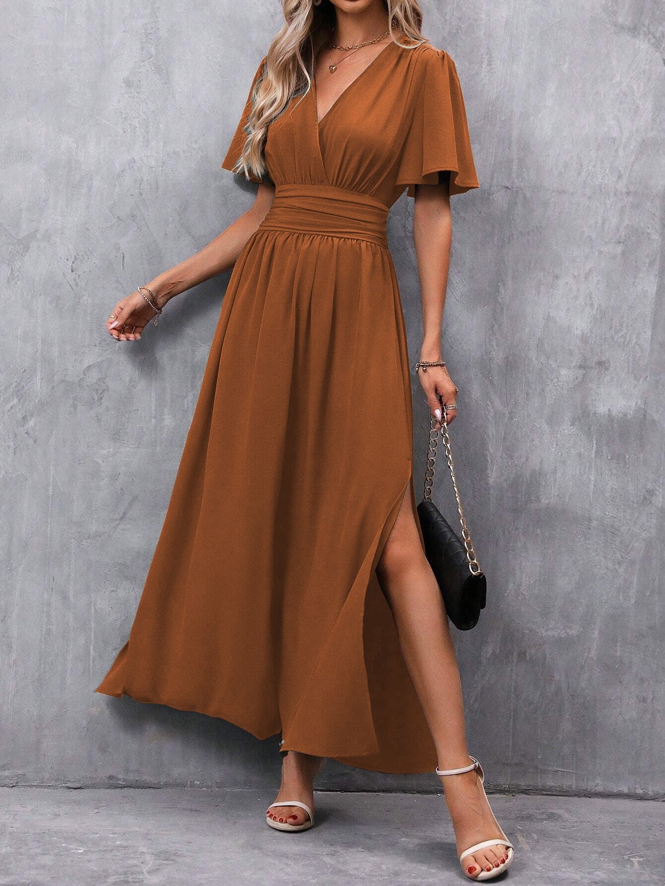 Women's maxi dress with flowing cut and elegant sleeves