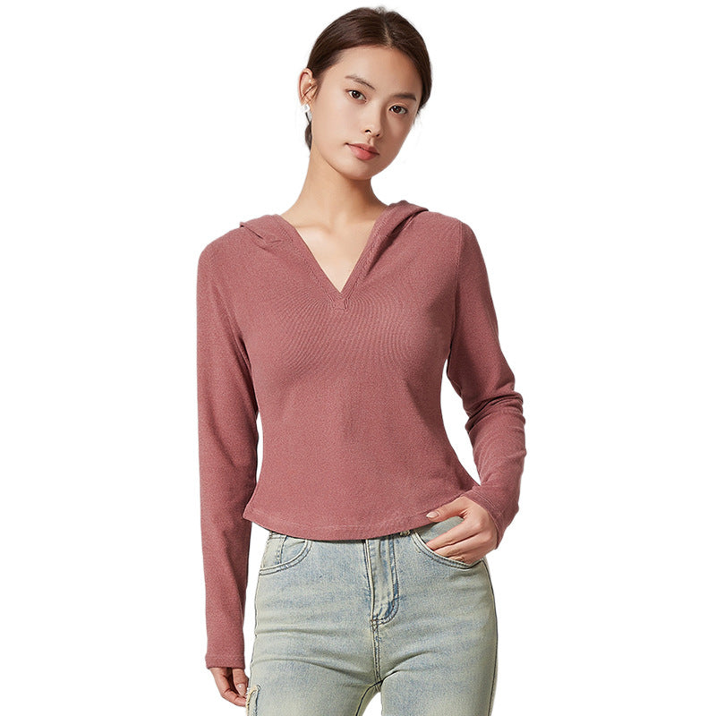 Women's hooded top with moisture-regulating technology and fashionable cut