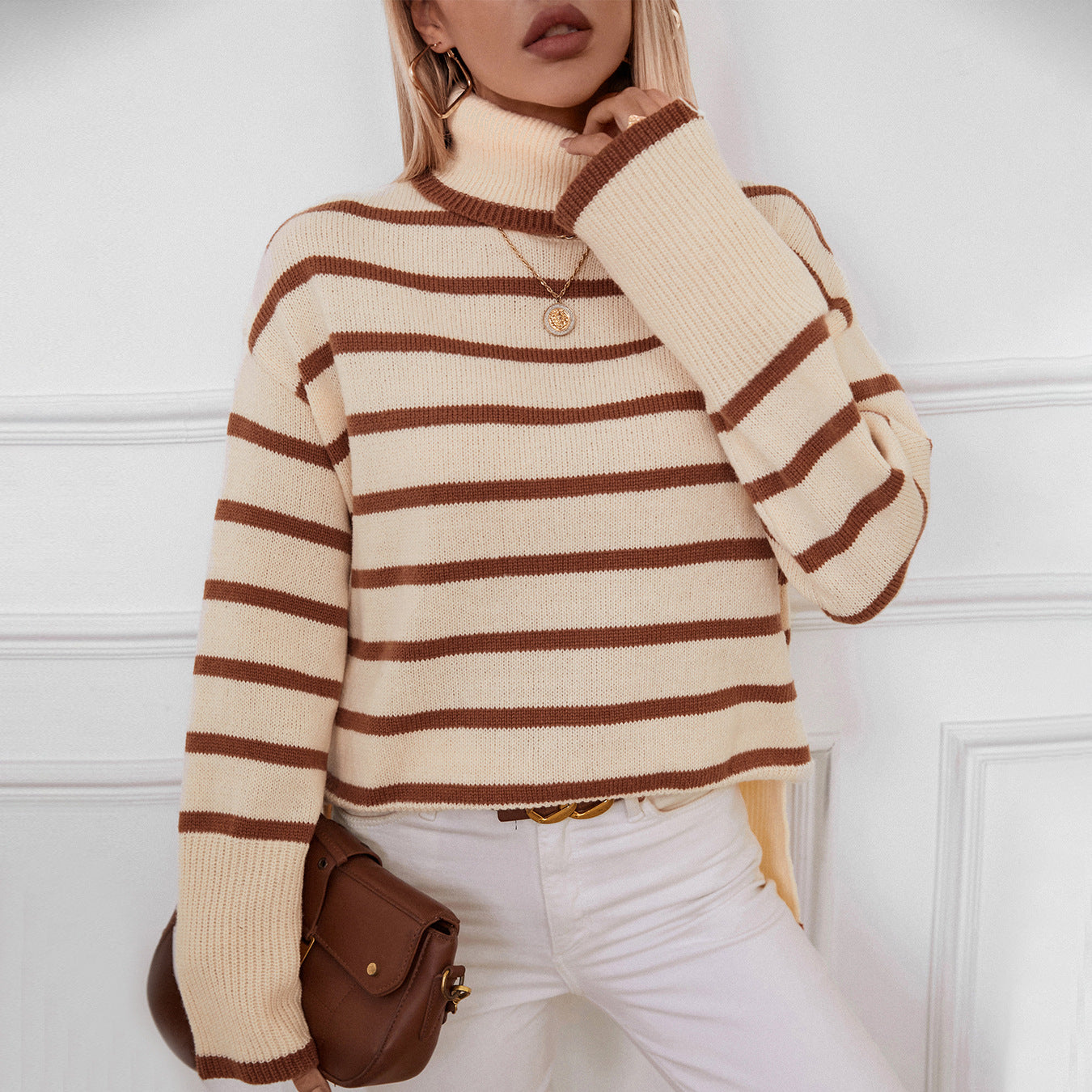 Women's fashionable turtleneck pullover with wide stripes and casual fit