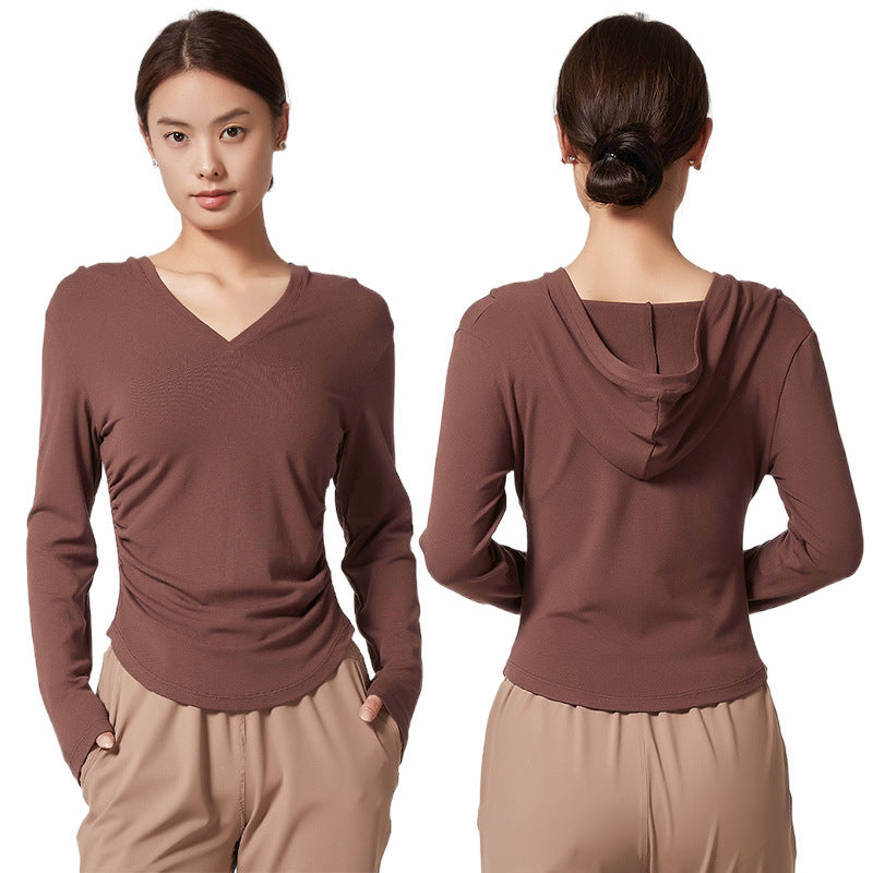 Women's athletic top with hood and breathable technology