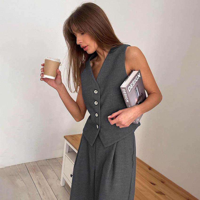 Ladies elegant fitted suit set with sleeveless blazer and wide pants