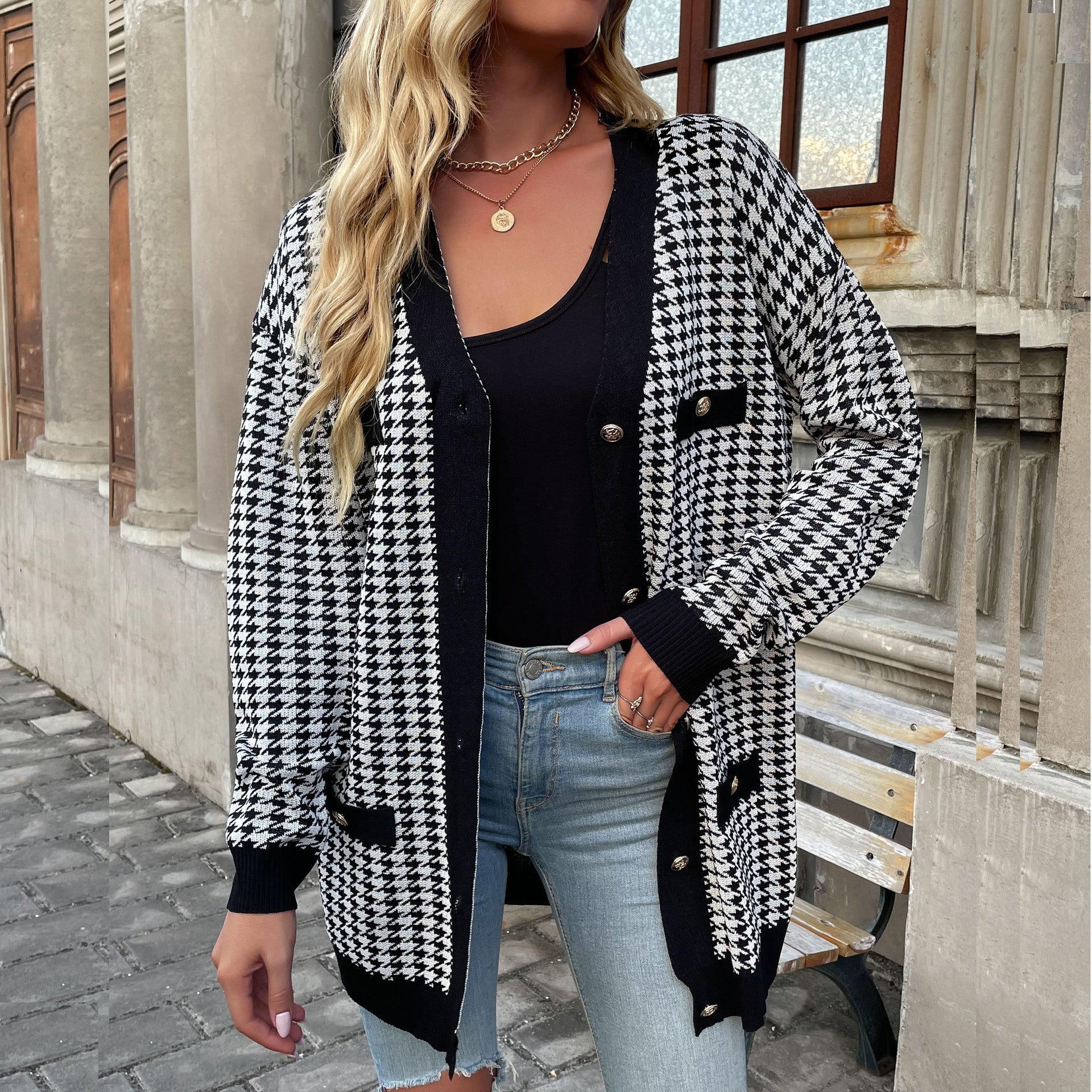 Ladies cardigan in fashionable houndstooth pattern with elegant button details