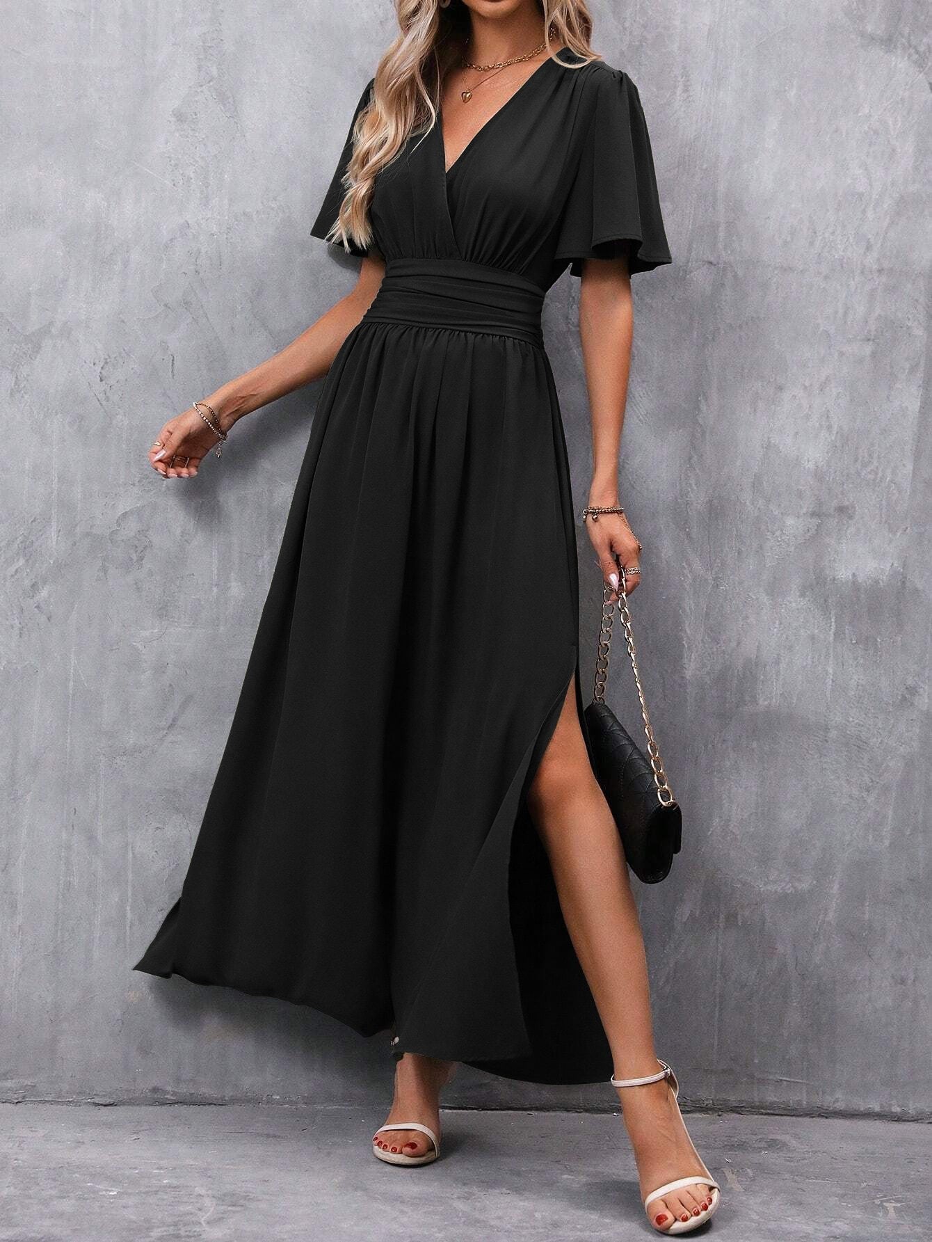 Women's maxi dress with flowing cut and elegant sleeves