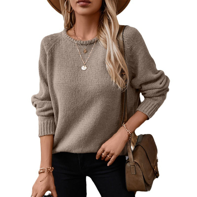 Women's cozy knitted pullover with a loose fit and round neck