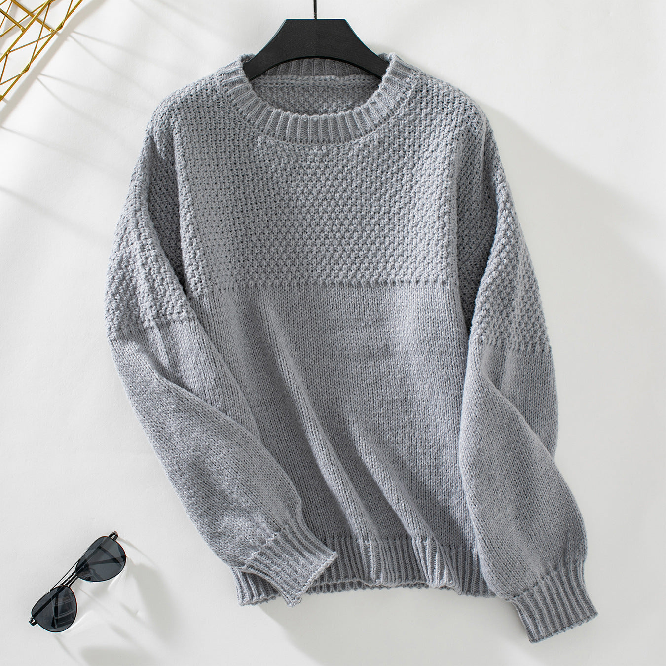 Ladies fashionable knitted pullover with textured design and casual fit