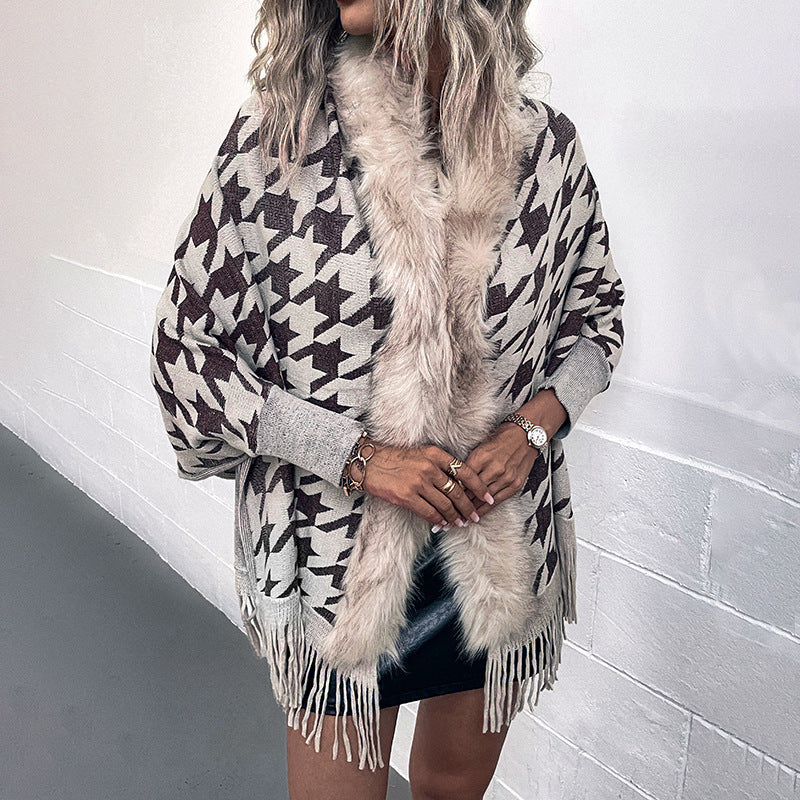 Ladies stylish poncho with exclusive fur trim and modern star pattern