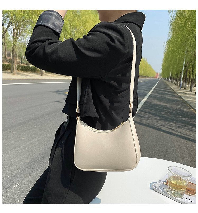 Luxurious Retro Bagexclusive Leather Handbag With Timeless Charm