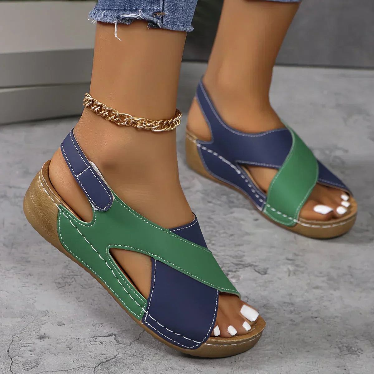Women's shoes with contrasting wedge heel