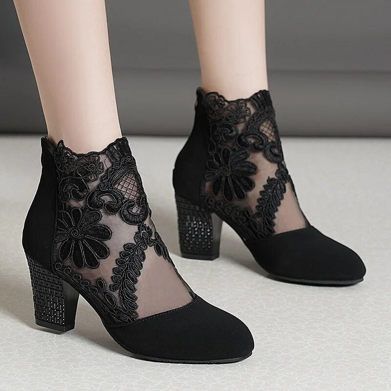Sandals With Pointed Flowers
