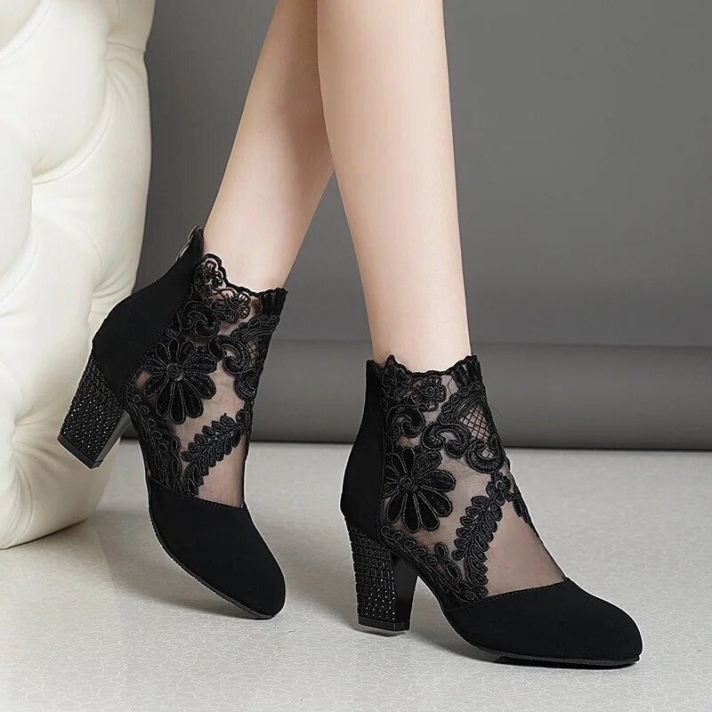 Sandals With Pointed Flowers