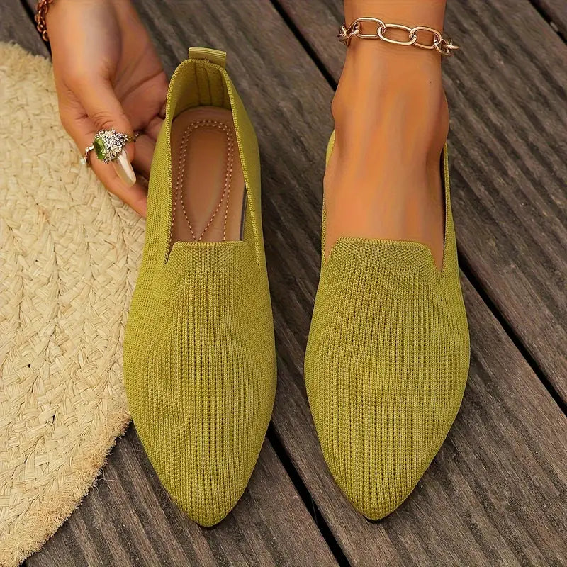 Lightweight shoes with pointed toe and non-slip sole for comfort