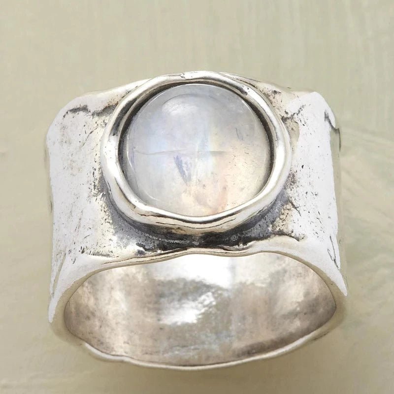 Ring with shimmering moonstone